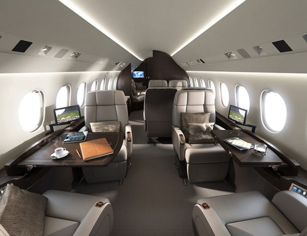 El interior de Falcon 900 EX es muy espacioso y lujoso