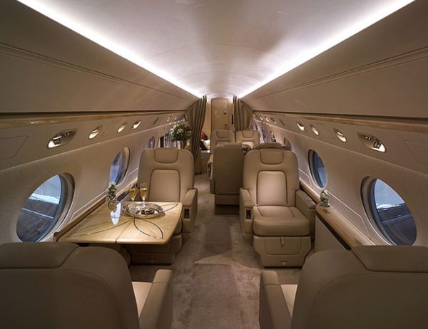 El interior de Gulfstream G550 es uno de los interiores más lujosos y espacioso en la aviación privada